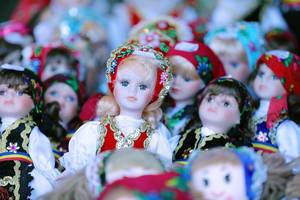 Nahaufnahme von rumänischen Puppen in traditioneller Kleidung
