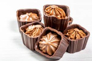 Nahaufnahme von Schokoladen-Bonbons mit Nusscreme