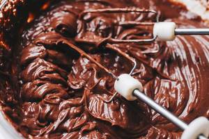 Nahaufnahme von Schwingbesen im Schokoladenpudding