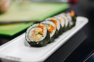 Nahaufnahme von Sushi-Röllchen mit Thunfisch, Karotte und Gurke