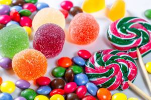 Nahaufnahme von Süßigkeiten, Bonbons und Lutscher auf weißem Hintergrund