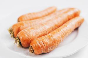 Nahaufnahme von ungeschälten Karotten. Gesunde Ernährung