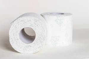 Nahaufnahme von zwei Rollen Toilettenpapier