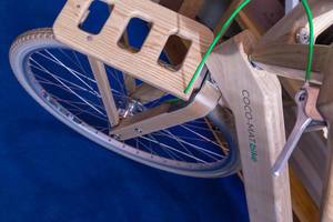 Nahaufnahme Vorderrad und Lenker eines aus Holz gefertigten Fahrrades