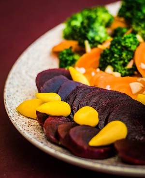 Nahaufnahme Vorspeise mit roter Bete, Brokkoli und Karotten