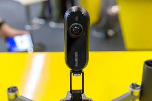 Nahaufname der 360 Grad Kamera Insta360 One fixiert auf einer Drohne an der Photokina in Köln