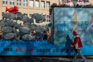 Narr-Fisch unter vielen gewöhnlichen Fischen - Wagen beim Rosenmontagszug - Kölner Karneval 2018