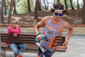 Nass geschwitzter Triathlet, Miquel Valls Alemany mit Trinkflasche beim Challenge Triathlon in Paguera