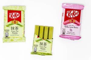 Natürliche pinke Schokolade aus Ruby Kakaobohnen und Grüne Matcha Tee Schokoriegel von KitKat