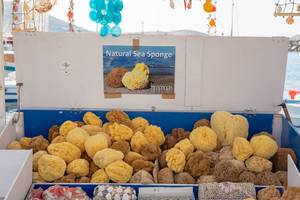 Naturschwämme / Natural Sea Sponges, werden auf Paros, Griechenland, verkauft