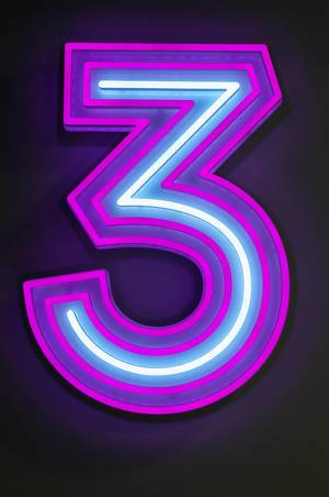 Neon Leuchtröhren markieren die Zahl 3 in lila und blau