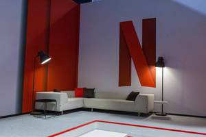Netflix Sitzecke / Lounge mit puristischen Möbeln, auf der Gamescom 2019