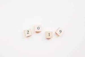 Neu Jahrs Konzept - 2019 auf Holzwürfeln auf weißem Hintergrund