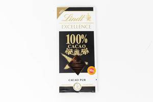 Neue Produkte: Schokoladentafel von Lindt Excellence mit 100% Kakao vor weißem Hintergrund