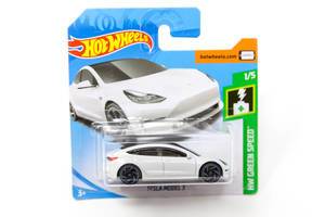 Neues und originalverpacktes Hot Wheels Auto: Weißer Tesla als Spielzeugauto, aus der HW Green Speed Kollektion