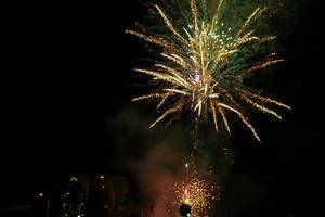 Neujahrs-Feuerwerk beleuchtet den Nachthimmel über Overveen, Niederlande