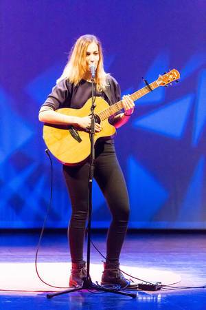 Niederländische Sängerin Marit Trienekens spielt Gitarre bei der TEDxVenlo 2017
