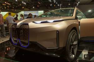 Nierengrill von BMW: zweigeteilter, abgerundeter Kühlergrill des E-Autos Vision iNext