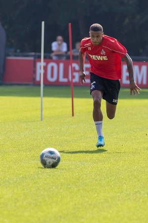 Nikolas Terkelsen Nartey - defensives Mittelfeld - trainiert am Fußball am 1. FC Köln Trainingszentrum