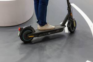Ninebot Segway Scooter mit Nummernschild und Beleuchtung, für einen umweltfreundlicheren Straßenverkehr