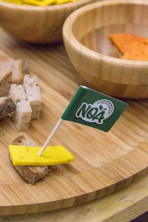 Noa - veganer Käse-Ersatz auf einem Stück Brot mit Fähnchen