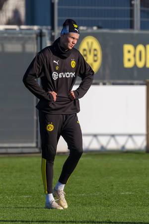 Norwegischer Stürmer Erling Haarland in einer lustigen Pose beim BVB-Trainingsgelände