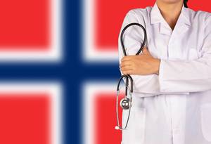 Norwegisches Gesundheitssystem symbolisiert durch die Nationalflagge und eine Ärztin mit Stethoskop in der Hand