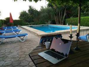 Notebook am Pool