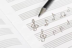 Notenblatt und Handschrift von Musical Noten mit schwarzem Bleistift