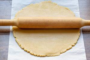 Nudelholz auf selbstgemachtem, ausgerolltem Teig für Plätzchen und Kekse