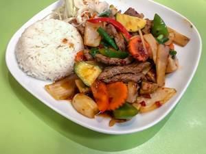 Nuea Phad Prig in Krua Thai Cologne: Beef with courgettes, Peppers, Carotts, Bamboo and Mushrooms in Chilisauce