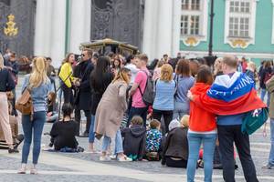Numerous tourists in front of the Hermitage Museum in Saint Petersburg