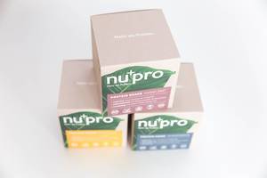 NuPro Proteinshakes zum Muskelaufbau, in verschiedenen Geschmacksrichtungen, gestapelt vor weißem Hintergrund