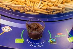 Nuss-Nougat-Creme Alternative, Bio und Fairtrade-Schokolade zum Dippen und als Aufstrich
