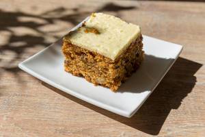 Nusskuchen mit weißer Schokolade auf quadratischem Teller