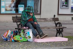 Obdachloser sitze auf einer Bank - München
