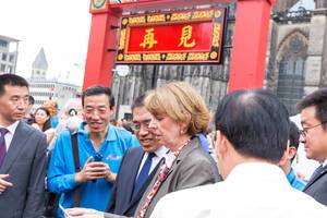 Oberbürgermeisterin Henriette Reker und Vertreter der chinesischen Community vor dem Eingang zum Chinafest in Köln