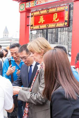 Oberbürgermeisterin Henriette Reker unterhält sich mit Vertretern der chinesischen Community beim Chinafest in Köln