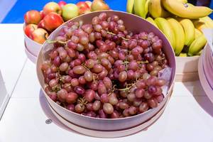 Obstbuffet: Trauben, Äpfel und Bananen in runden Behältern