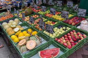 Obststand mit großem Sortiment an Früchten am Naschmarkt in Wien