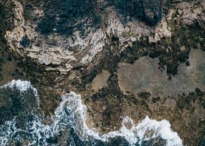Ocean waves breaking on the cliffy coast / Ozeanwellen, die auf die cliffy Küste brechen