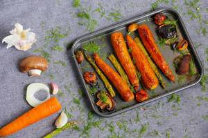 Ofengemüse: Gebackene Karotten mit Kräutern, Zwiebeln und Pilzen