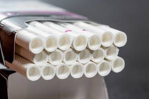 Offene, gefüllte Zigarettenschachtel als Symbolik für Gesundheitsschädlichkeit