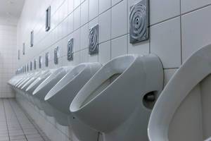 Öffentliche Toilette für Herren: Reihe von Pissoirs