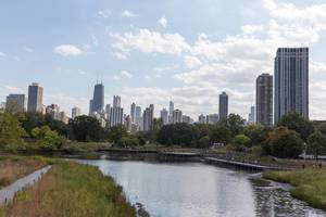 Old Town Triangle Park und die Skyline von Chicago im Hintergrund