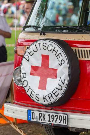 Oldtimer VW Transporter vom Deutschen Roten Kreuz