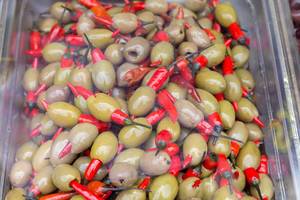 Oliven mit Chilischoten am Naschmarkt