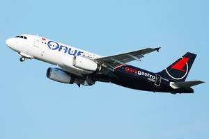 Onur Air TC-ODE Airbus A320 fliegt in den blauen Himmel