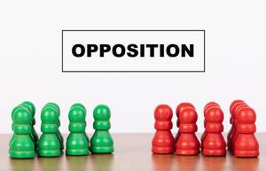 Oppositionskonzept:  zwei Gruppen von Bauern / Spielfiguren, stehen sich gegenüber auf einem Tisch