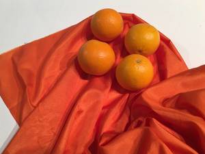 Orangen auf Stoff